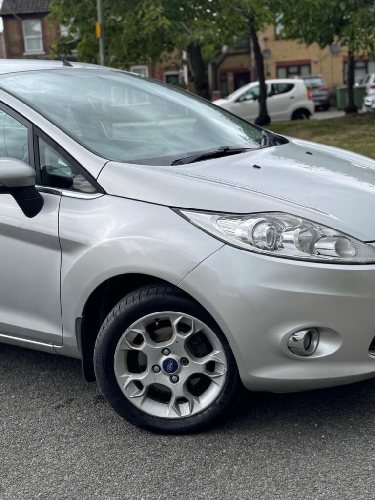 2011 Ford Fiesta, photo 2