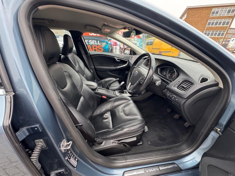 2014 Volvo V40 1.6 D2 SE Lux Nav Hatchback 5dr Diesel Manual Euro 5 (s/s) (115 ps)