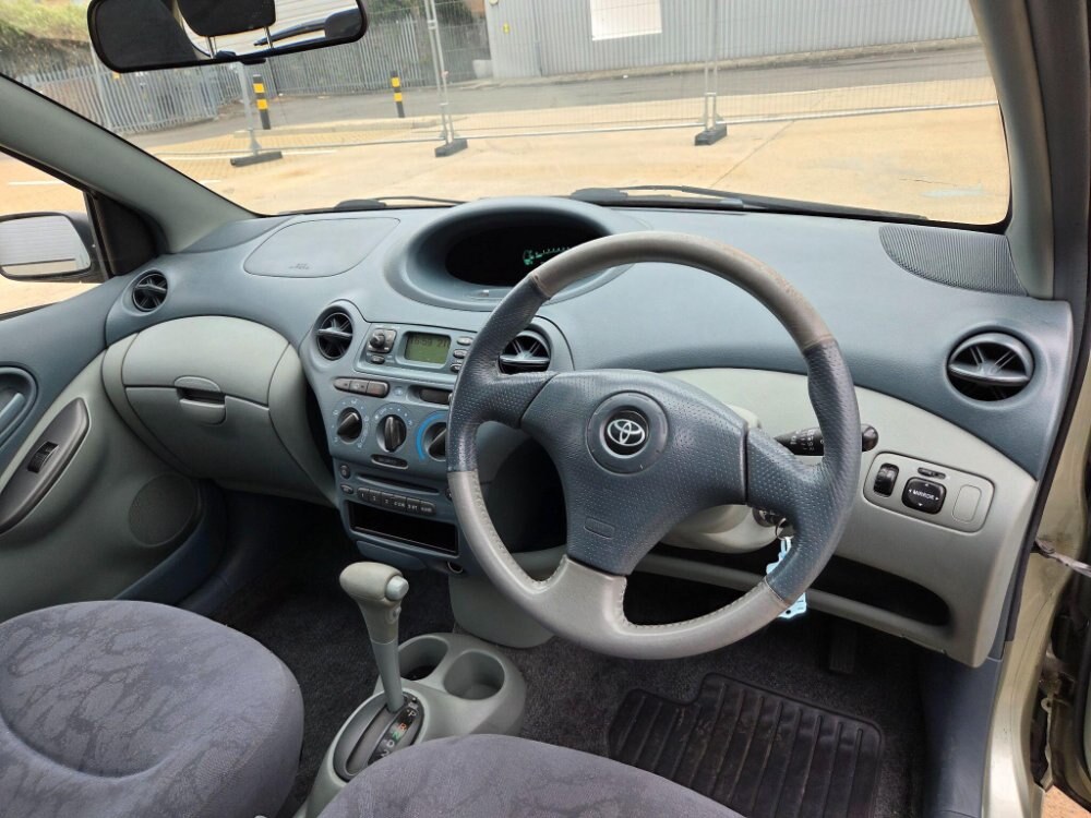 2002 Toyota Yaris 1.3 VVT-i 16v CDX 5dr