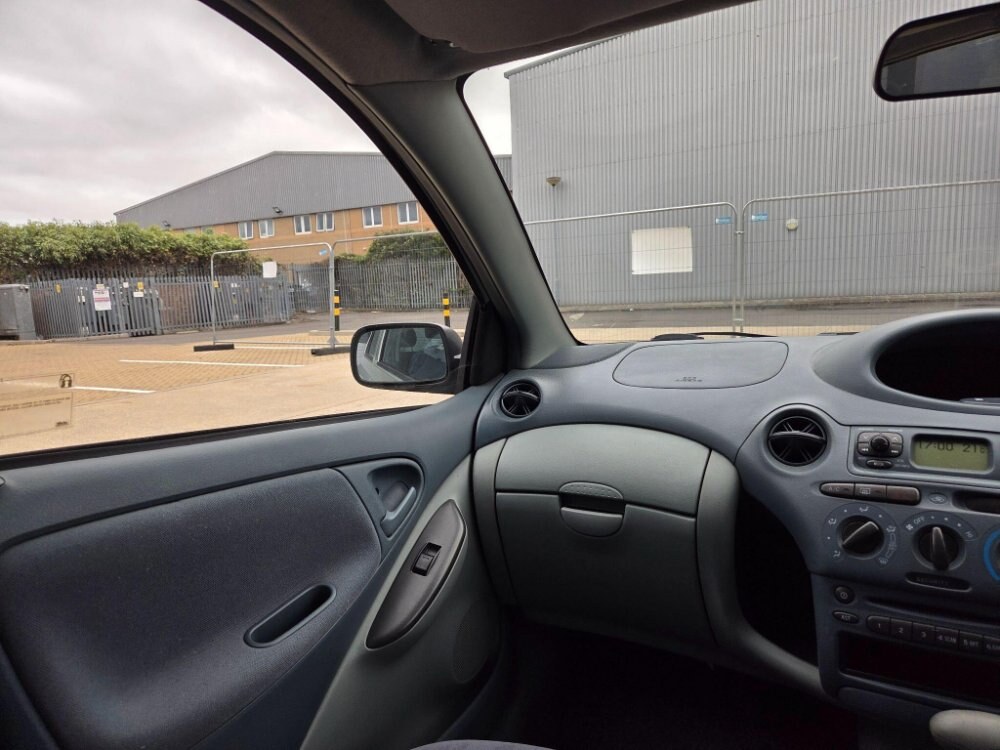 2002 Toyota Yaris 1.3 VVT-i 16v CDX 5dr